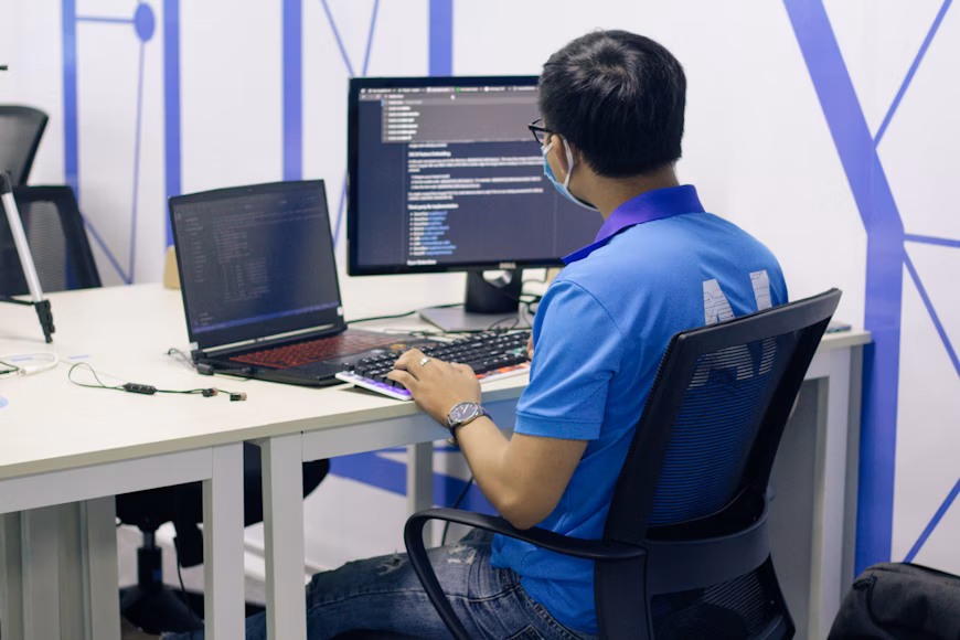 Developer applying best debugging practices in modern IDE